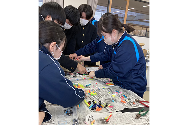 The recycling experience in school/Students at Kurume High School